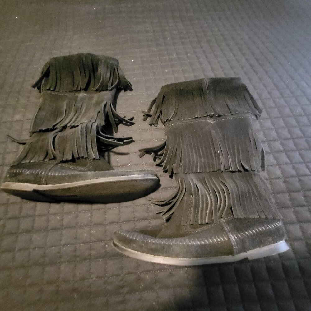 Minnetonka 3-Layer Black Fringe Boot Size 7 - image 5